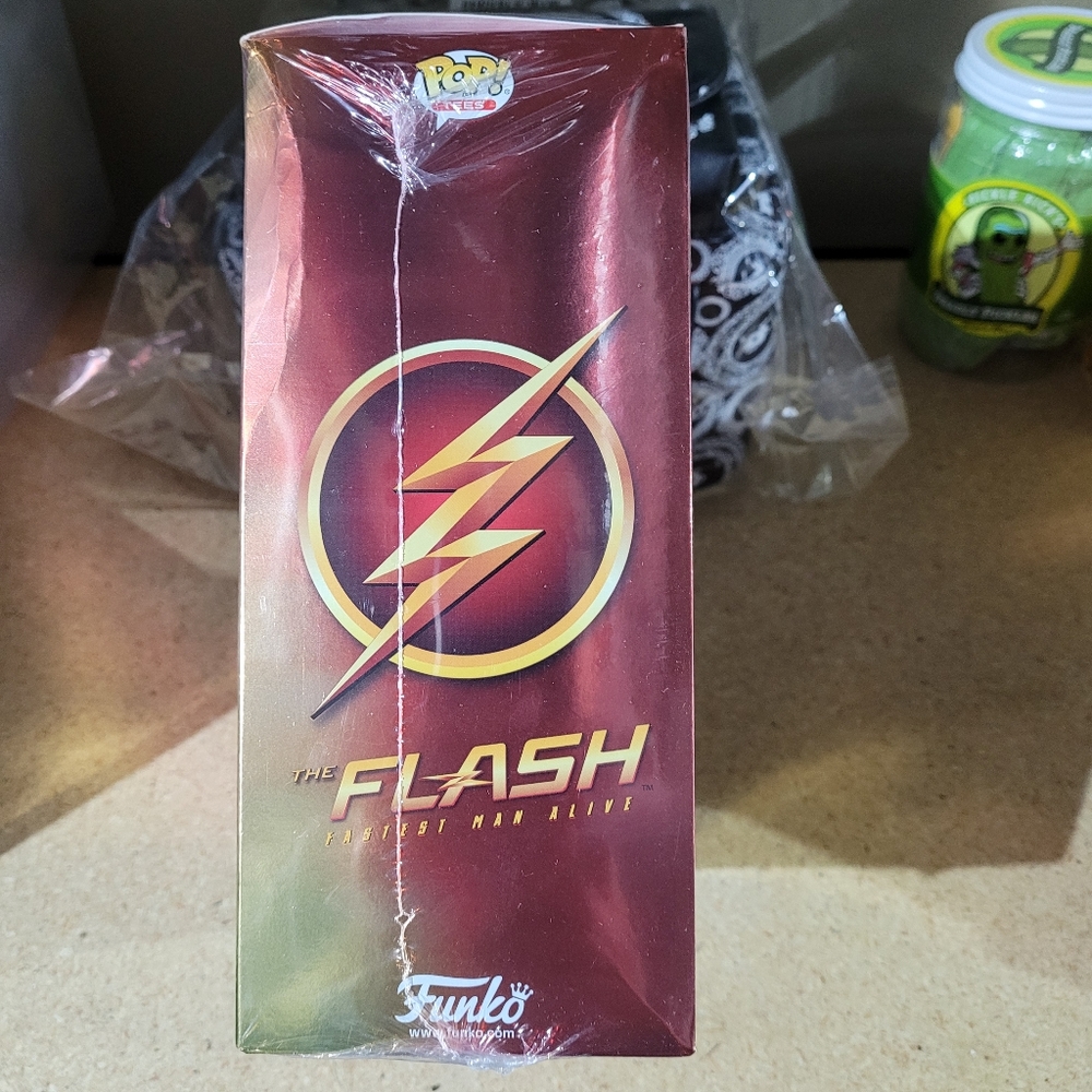 Funko DC Comics the Flash t shirt and vinyl figure - Picture 11 of 11